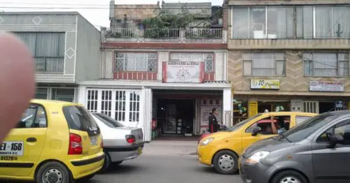 BIGOTES Y ALETAS CALLE 44 68H CON 82 BIGOTES Y ALETAS CALLE 44 68H CON 82